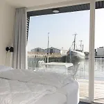 Ботель Ship In With Wifi 5*