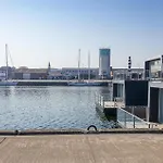 Ботель Ship In With Wifi 5*