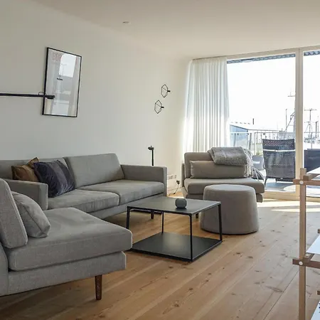 Ship In With Wifi Botel 5*