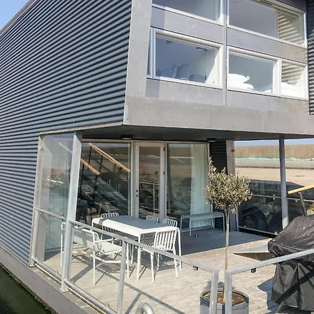 Ship In With Wifi Botel 5*