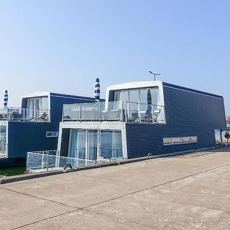 Botel Ship In With Wifi Neksø