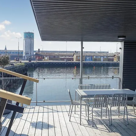 Botel Ship In With Wifi