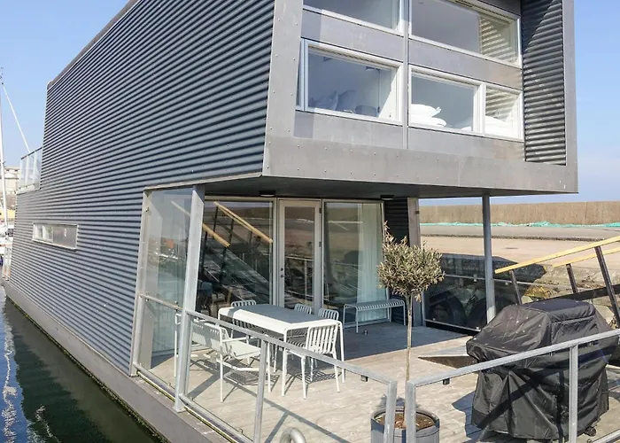 Ship In With Wifi Botel 5*