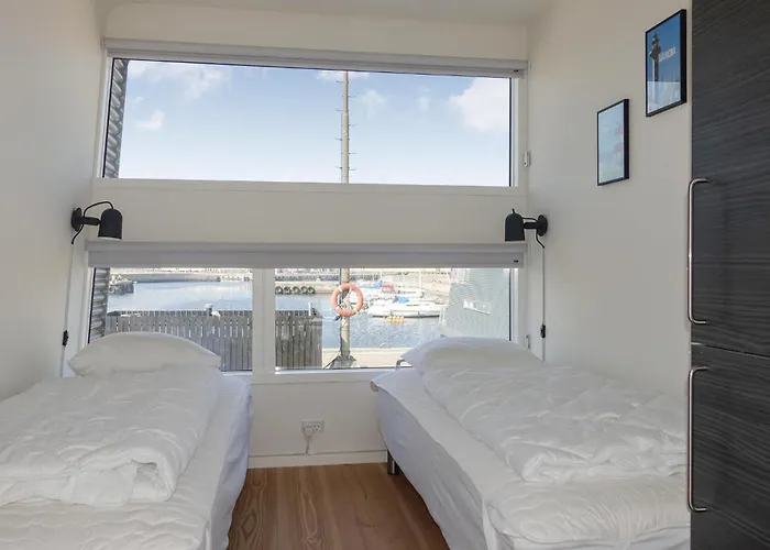 Ship In With Wifi Botel 5*