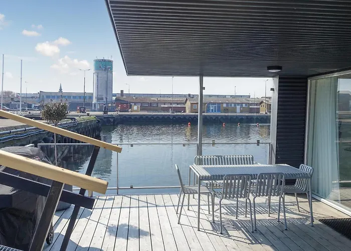 Botel Ship In With Wifi