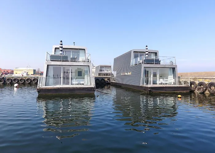 Ship In With Wifi Botel 5*